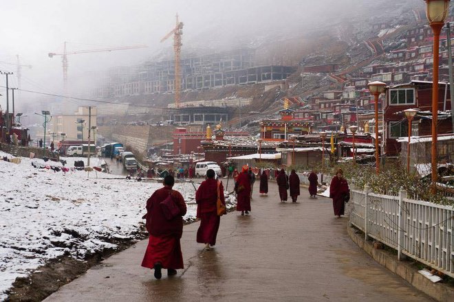 Ngày 20/7, chính quyền Trung Quốc bắt đầu tiến hành dỡ bỏ một số công trình trong trung tâm nghiên cứu Phật giáo và khu nhà ở của Học viện Phật Giáo Larung Gar, nằm trong thung lũng Larung. Để ý kỹ chúng tôi nhận ra hiện một số khu nhà đã bị dỡ bỏ và đang được tiến hành xây mới. Ngày 20/7, chính quyền Trung Quốc bắt đầu tiến hành dỡ bỏ một số công trình trong trung tâm nghiên cứu Phật giáo và khu nhà ở của Học viện Phật Giáo Larung Gar, nằm trong thung lũng Larung. Để ý kỹ chúng tôi nhận ra hiện một số khu nhà đã bị dỡ bỏ và đang được tiến hành xây mới.